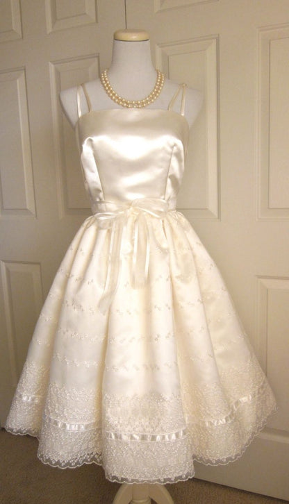 Niedliches elfenbeinfarbenes Trägerkleid aus Satin mit Spitzenbesatz, A-Linie, für Geburtstag oder Abschlussfeier, P3920