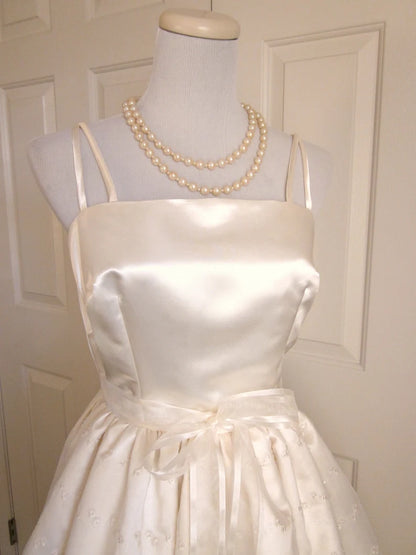 Niedliches elfenbeinfarbenes Trägerkleid aus Satin mit Spitzenbesatz, A-Linie, für Geburtstag oder Abschlussfeier, P3920