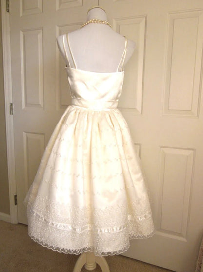 Niedliches elfenbeinfarbenes Trägerkleid aus Satin mit Spitzenbesatz, A-Linie, für Geburtstag oder Abschlussfeier, P3920