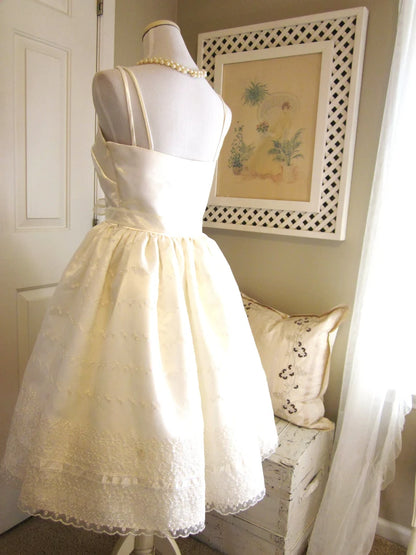 Niedliches elfenbeinfarbenes Trägerkleid aus Satin mit Spitzenbesatz, A-Linie, für Geburtstag oder Abschlussfeier, P3920