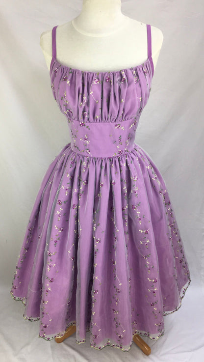 Süßes lilafarbenes Blumenstickerei-Taillen-A-Linien-Kleid zum 16. Geburtstag P3921