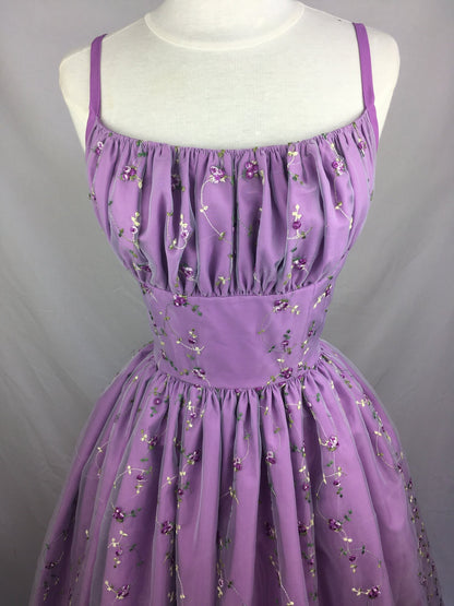 Süßes lilafarbenes Blumenstickerei-Taillen-A-Linien-Kleid zum 16. Geburtstag P3921