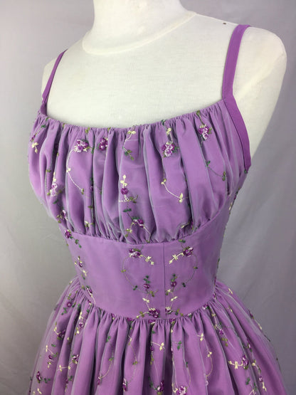 Süßes lilafarbenes Blumenstickerei-Taillen-A-Linien-Kleid zum 16. Geburtstag P3921