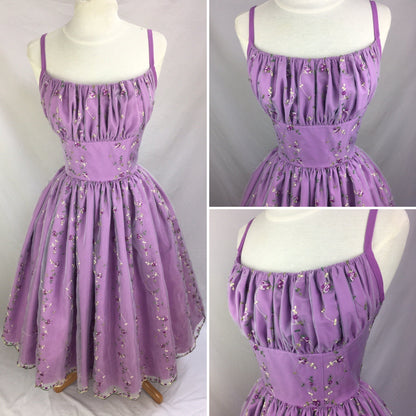 Süßes lilafarbenes Blumenstickerei-Taillen-A-Linien-Kleid zum 16. Geburtstag P3921