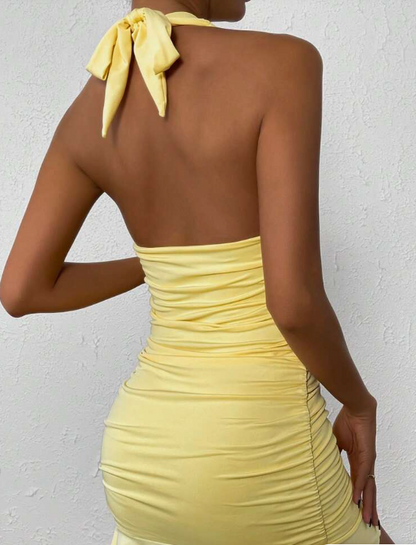Schlichtes und Elegantes gelbes Neckholder-Kleid mit offenem Rücken und schlanker Passform für den 19. Geburtstag oder Homecoming P3953