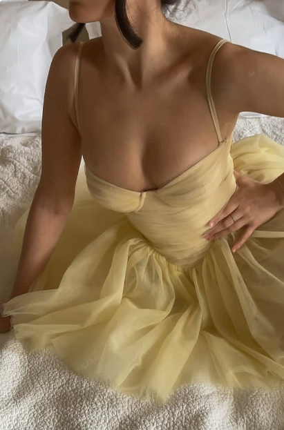 Niedliches gelbes Tüll-A-Linien-Kleid mit Hosenträgern und schmaler Taille für den 17. Geburtstag/Heimkehr P3978