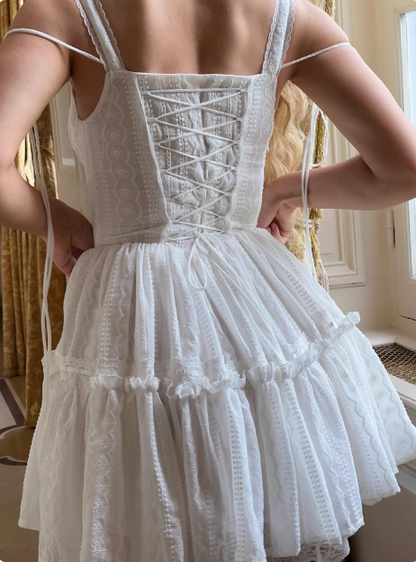 Süßes weißes Spitzenkleid mit bauschigem Geburtstagrock und tailliertem Oberteil P3981