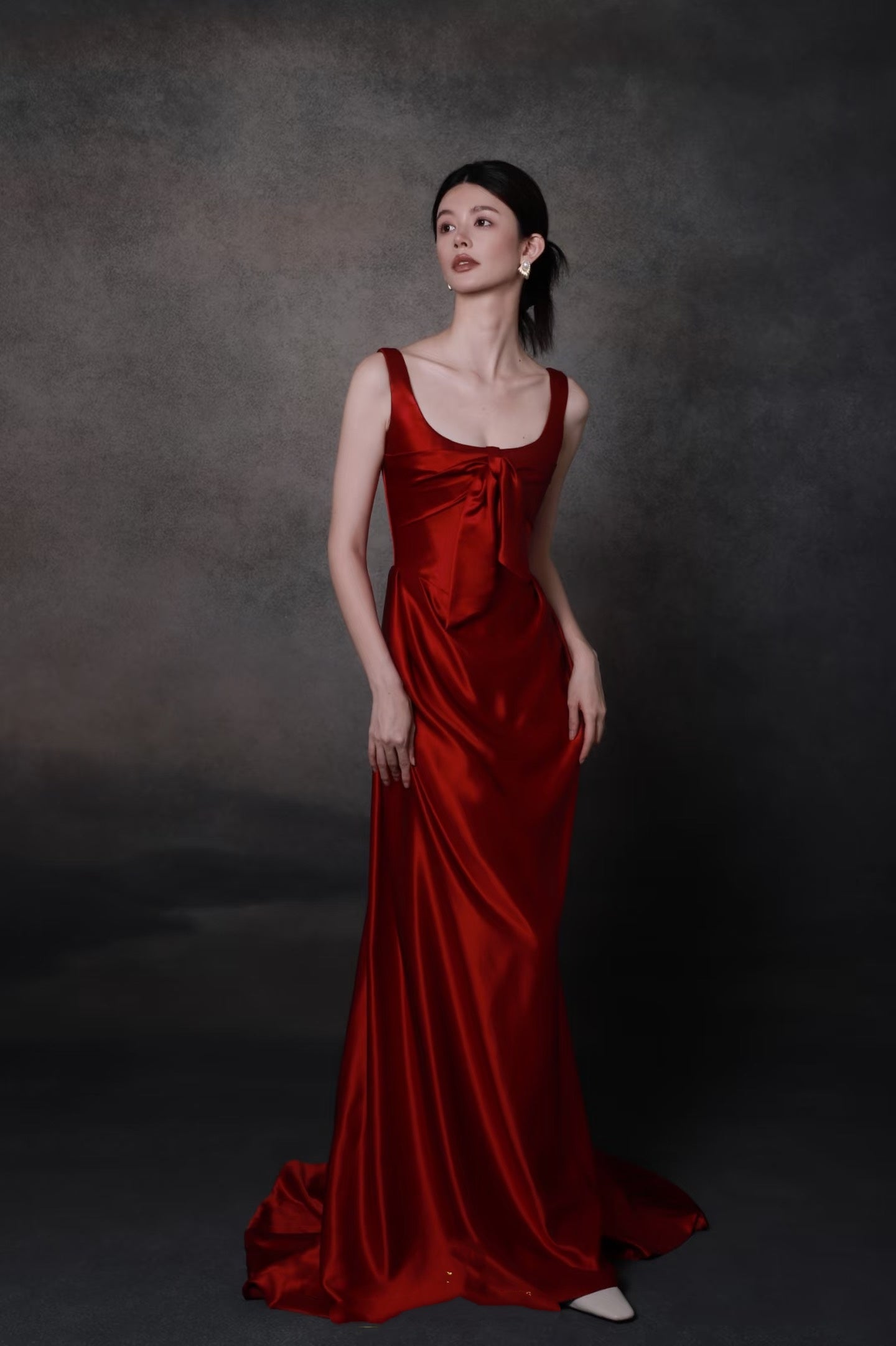 Elegantes, olivgrünes, quadratisches Neckholder-Satin-Kleid mit Schleife, langes Ballkleid, Abendkleid P4750