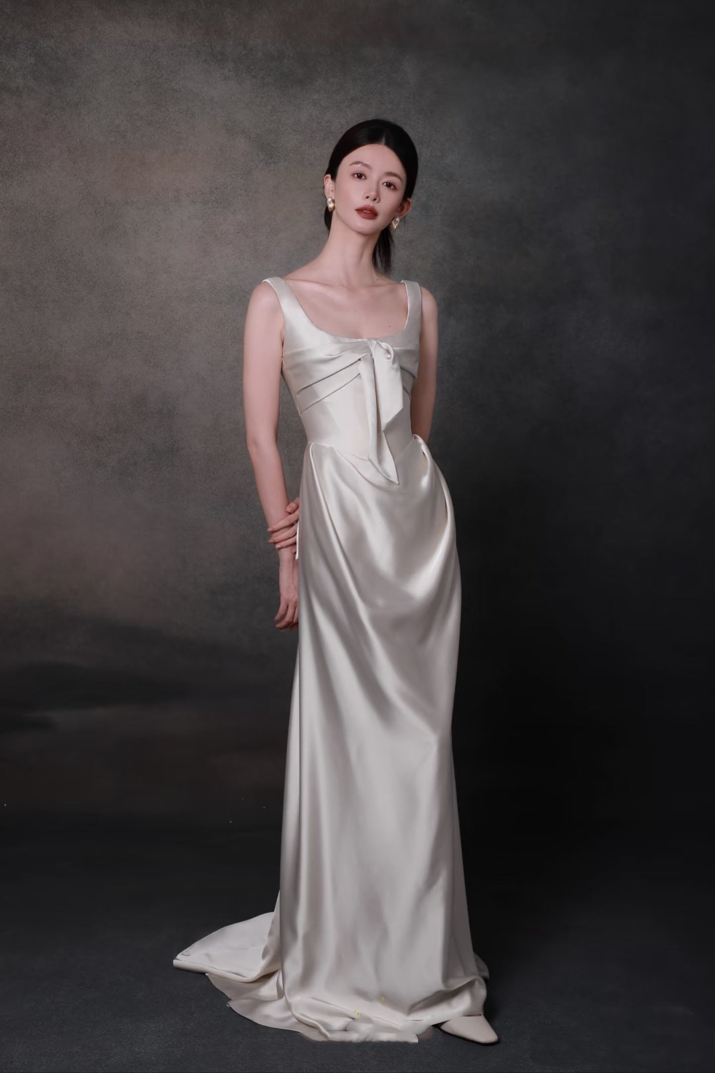 Elegantes, olivgrünes, quadratisches Neckholder-Satin-Kleid mit Schleife, langes Ballkleid, Abendkleid P4750