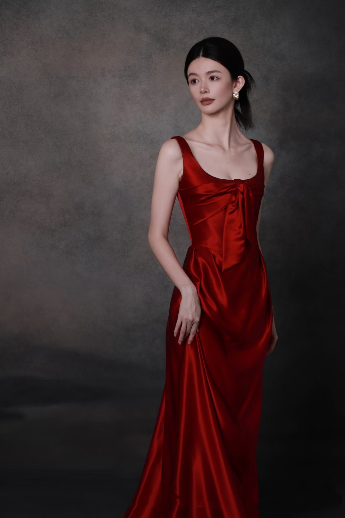 Elegantes, olivgrünes, quadratisches Neckholder-Satin-Kleid mit Schleife, langes Ballkleid, Abendkleid P4750
