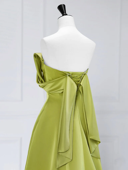 Robe de bal longue en satin vert coupe trapèze et épaules dénudées P588