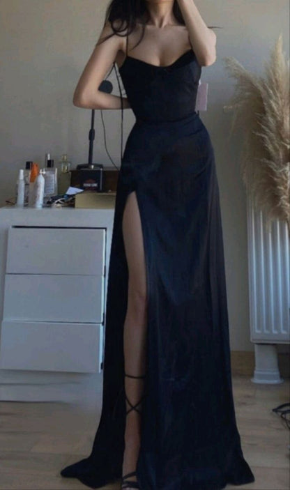Einfache A-Linie Träger Partykleider Schwarz Lang mit Schlitz Ballkleider P721
