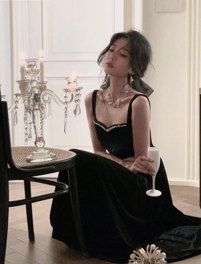 Robe noire vintage élégante en velours à fines bretelles pour femme, tenue d'anniversaire P941