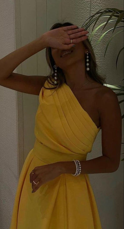 Robe de bal jaune sans manches asymétrique coupe trapèze P971