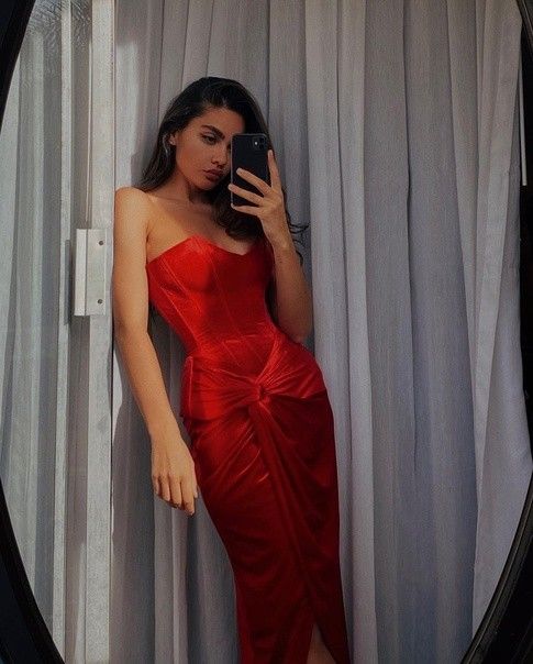 Enges trägerloses rotes Ballkleid aus Seidensatin mit Schlitz P982