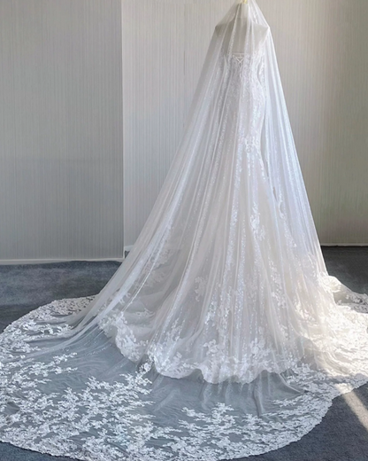 Französisches Retro Fishtail Off-Shoulder Spitzenbrautkleid mit Schleppe P2666
