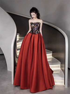 Einfaches trägerloses rotes langes Satin-Ballkleid P555