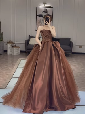 Robe de bal bustier longue en tulle marron sans manches P562