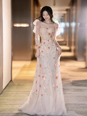 Feenhaftes A-Linien-Kleid mit quadratischem Ausschnitt, langen Ärmeln, Tüll und Blumen, langes Ballkleid P563