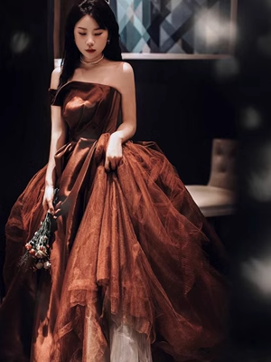 Robe de bal bustier longue en tulle marron sans manches P562