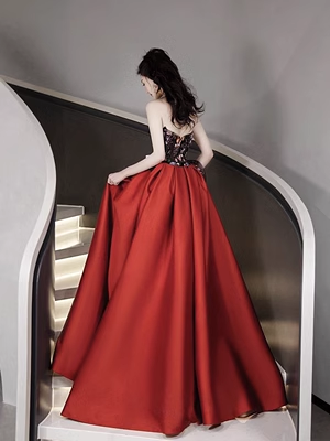 Einfaches trägerloses rotes langes Satin-Ballkleid P555