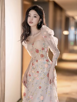 Feenhaftes A-Linien-Kleid mit quadratischem Ausschnitt, langen Ärmeln, Tüll und Blumen, langes Ballkleid P563