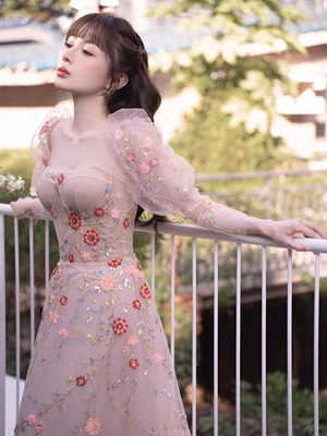 Feenhaftes A-Linien-Kleid mit quadratischem Ausschnitt, langen Ärmeln, Tüll und Blumen, langes Ballkleid P563