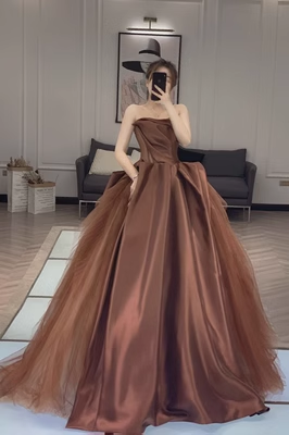 Robe de bal bustier longue en tulle marron sans manches P562