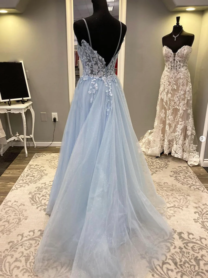 Une robe de bal longue en tulle bleu avec bretelles spaghetti et dentelle, modèle 576