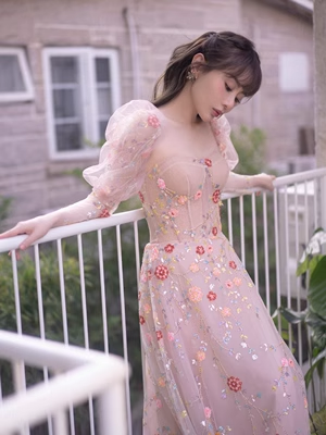 Feenhaftes A-Linien-Kleid mit quadratischem Ausschnitt, langen Ärmeln, Tüll und Blumen, langes Ballkleid P563