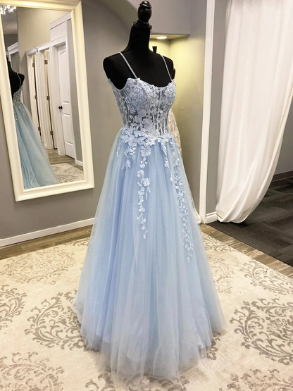 Une robe de bal longue en tulle bleu avec bretelles spaghetti et dentelle, modèle 576