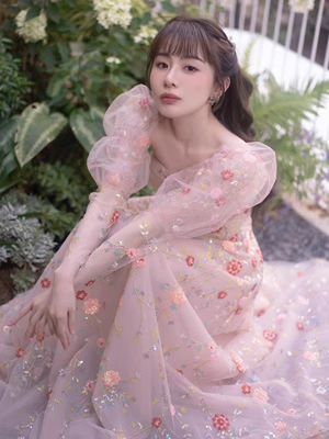 Feenhaftes A-Linien-Kleid mit quadratischem Ausschnitt, langen Ärmeln, Tüll und Blumen, langes Ballkleid P563
