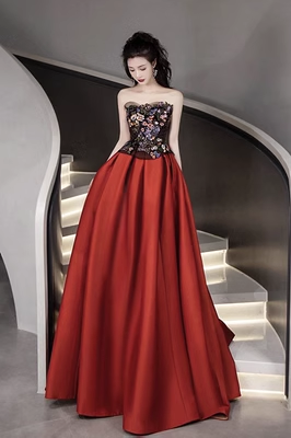 Einfaches trägerloses rotes langes Satin-Ballkleid P555