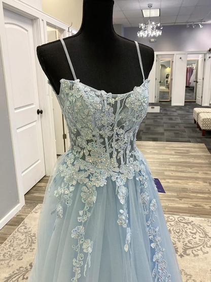 Une robe de bal longue en tulle bleu avec bretelles spaghetti et dentelle, modèle 576