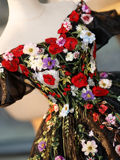 Robe de bal longue en tulle noir avec fleurs en dentelle P590