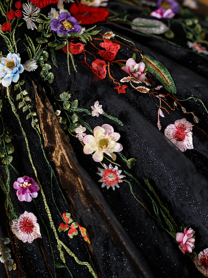 Robe de bal longue en tulle noir avec fleurs en dentelle P590
