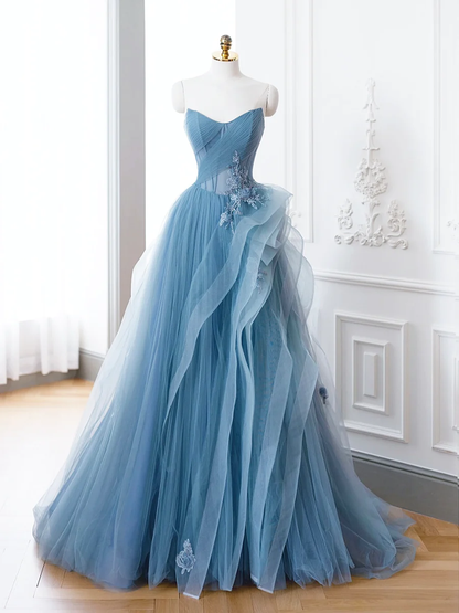 Robe de bal longue en tulle et dentelle bleue coupe trapèze P625