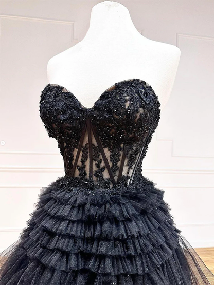 Robe de bal longue en tulle et dentelle noire coupe trapèze avec col en cœur P638
