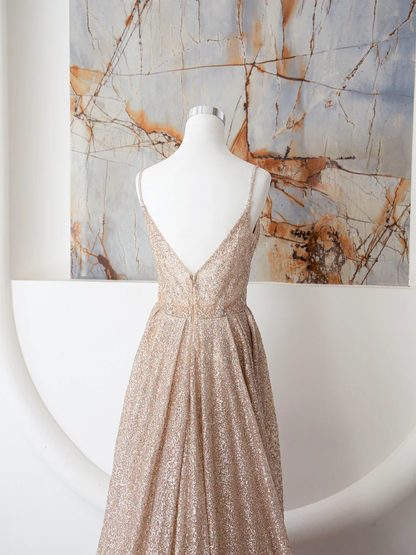 Robe de bal longue à fines bretelles en sequins Champagne P671