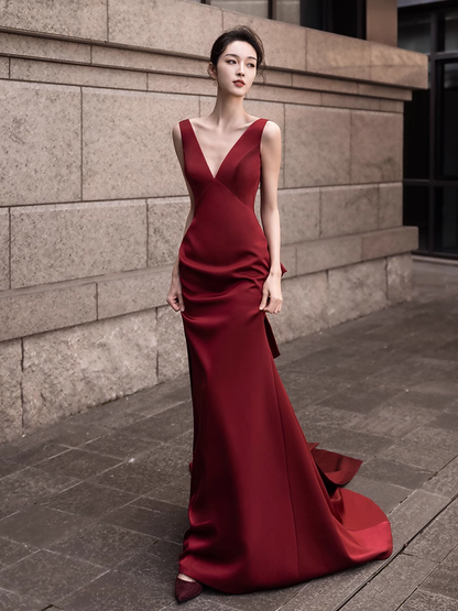Schlichtes Meerjungfrau-Abendkleid mit V-Ausschnitt, langes burgunderrotes Ballkleid P730