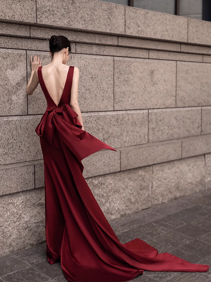 Schlichtes Meerjungfrau-Abendkleid mit V-Ausschnitt, langes burgunderrotes Ballkleid P730