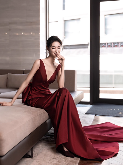 Schlichtes Meerjungfrau-Abendkleid mit V-Ausschnitt, langes burgunderrotes Ballkleid P730