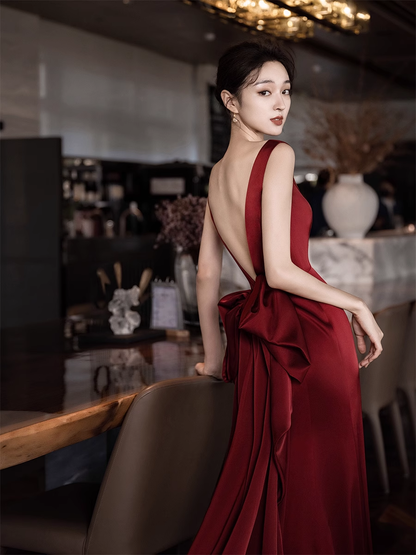 Schlichtes Meerjungfrau-Abendkleid mit V-Ausschnitt, langes burgunderrotes Ballkleid P730