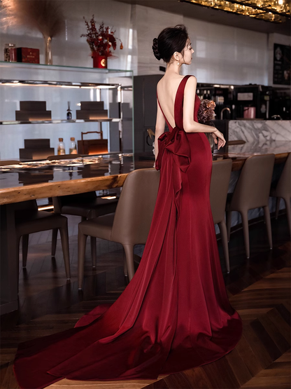 Schlichtes Meerjungfrau-Abendkleid mit V-Ausschnitt, langes burgunderrotes Ballkleid P730