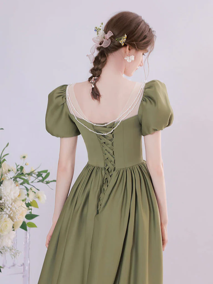 Robe de bal mi-longue en satin vert coupe trapèze P736