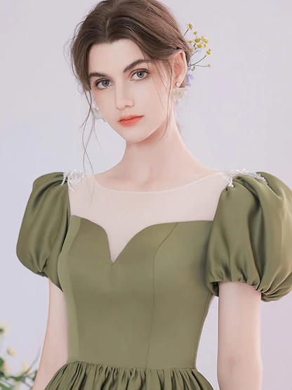 Robe de bal mi-longue en satin vert coupe trapèze P736