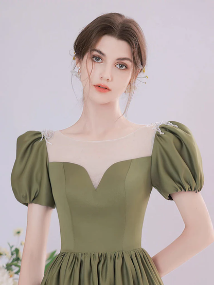 Robe de bal mi-longue en satin vert coupe trapèze P736