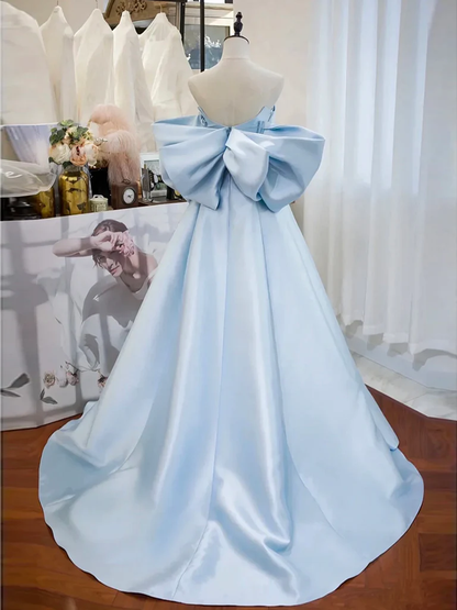 Schlichtes A-Linien-Trägerloses Satin-Blaues Langes Ballkleid P740