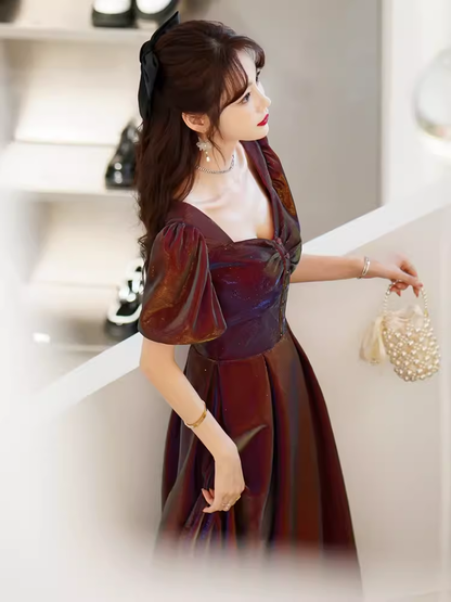 Une robe de soirée trapèze, longueur genou, couleur bordeaux, pour bal de promo P867