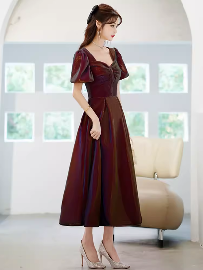 Une robe de soirée trapèze, longueur genou, couleur bordeaux, pour bal de promo P867